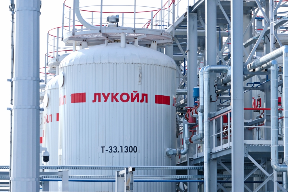 Топливный кризис заставил власти Молдавии вернуть сеть АЗС Lukoil на рынок