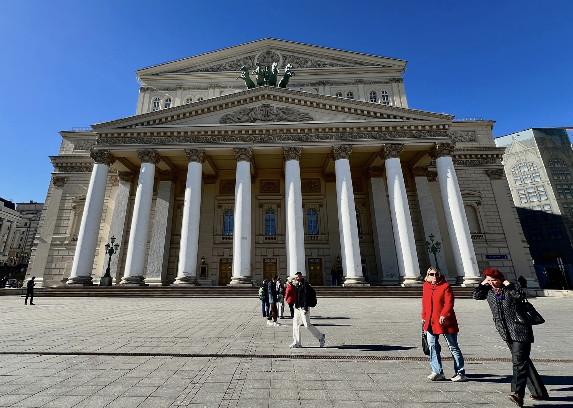 VK покажет культовые спектакли и закулисье в новом проекте ко Дню театра