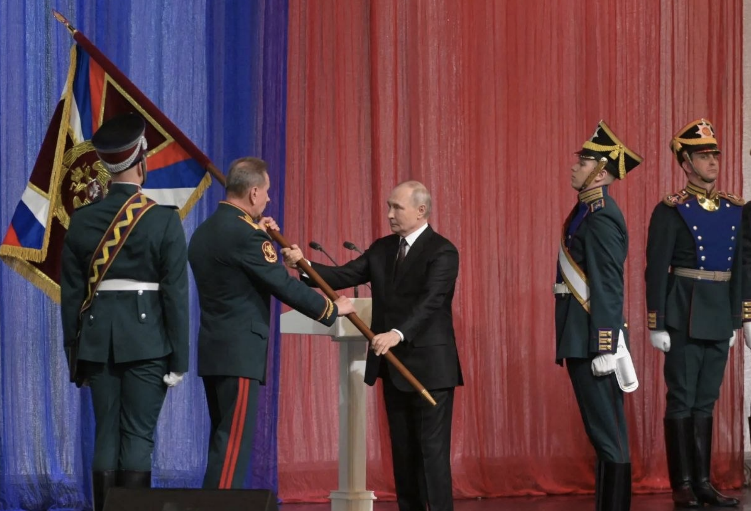 Путин вручил личный штандарт директору Росгвардии Виктору Золотову