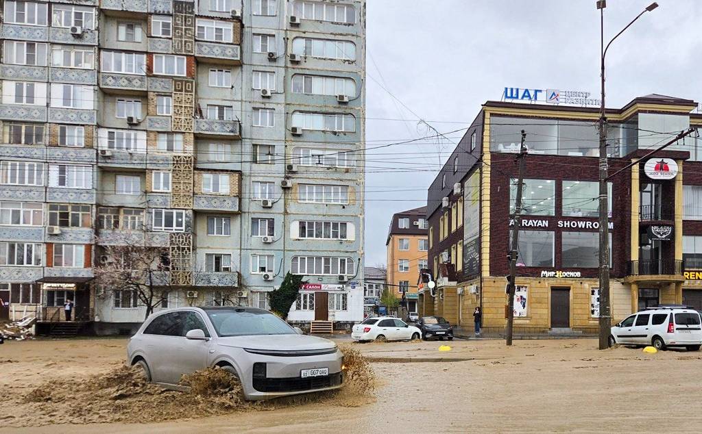 Махачкала приходит в себя после непогоды, начаты подвоз воды и буксировка машин