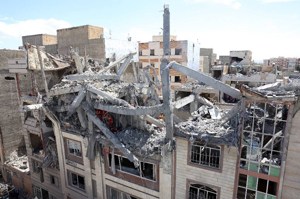 При авиаударе по центру Тегерана погибли минимум 5 человек, ещё 25 под завалами