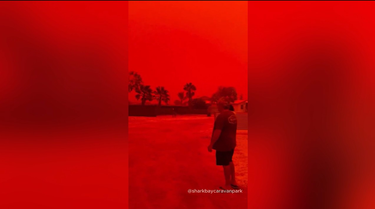 Апокалиптично-алое небо превратило Австралию в марсианский пейзаж