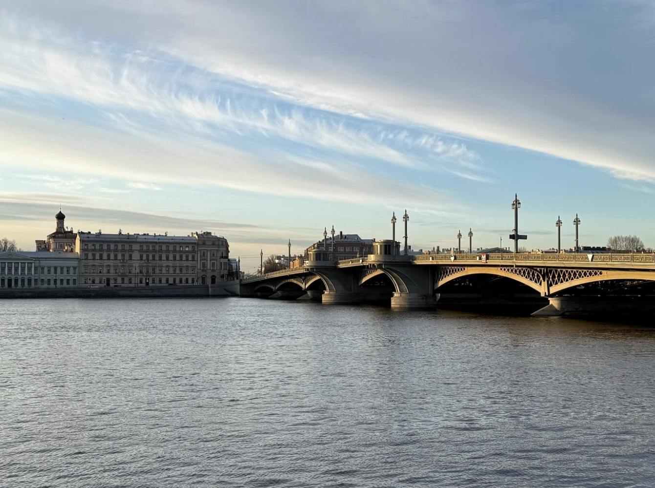 Жители Петербурга второй день видят в небе загадочную дымку
