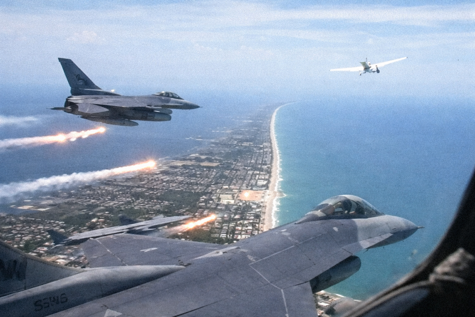 Истребители НОРАД F-16 перехватили самолёт у резиденции Трампа
