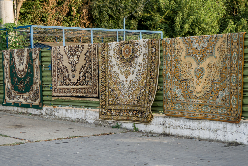 Россиян могут оштрафовать за выбивание ковров во дворе