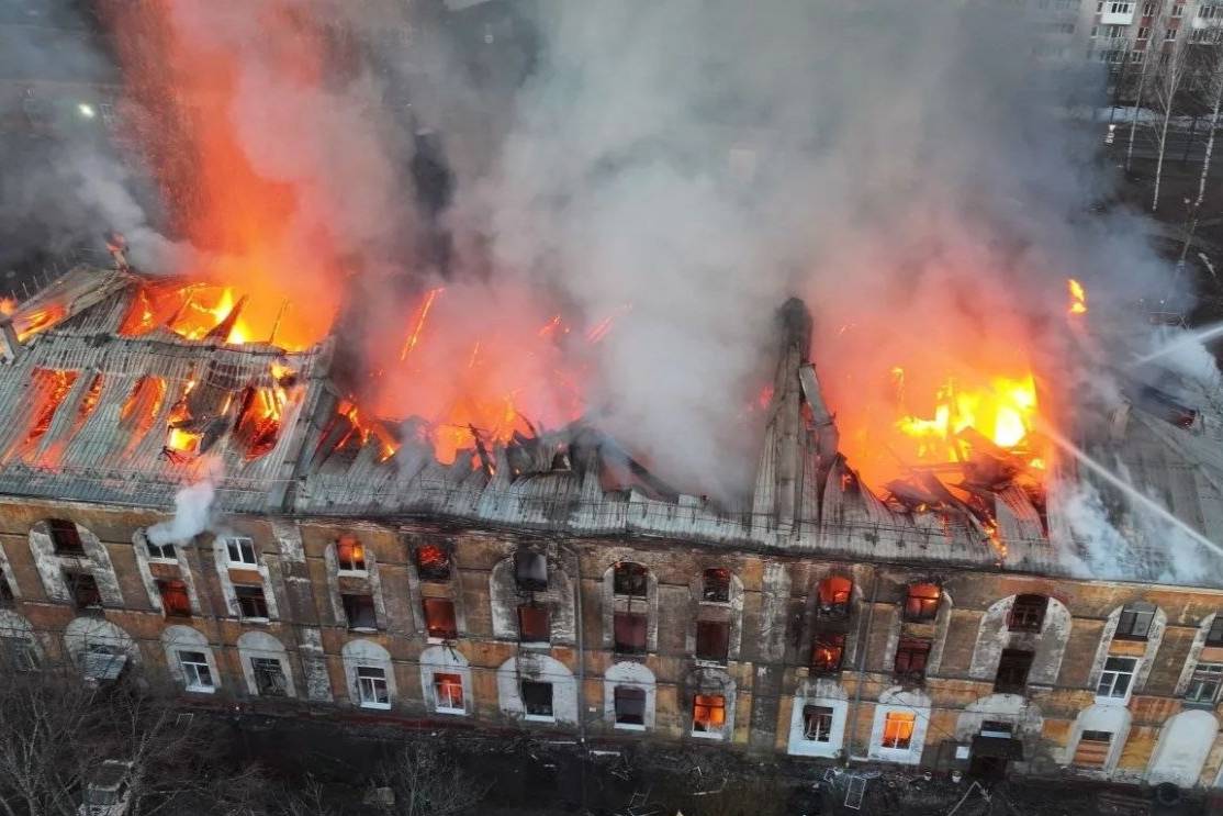 В Ярославле сгорел многоквартирный дом, есть пострадавший
