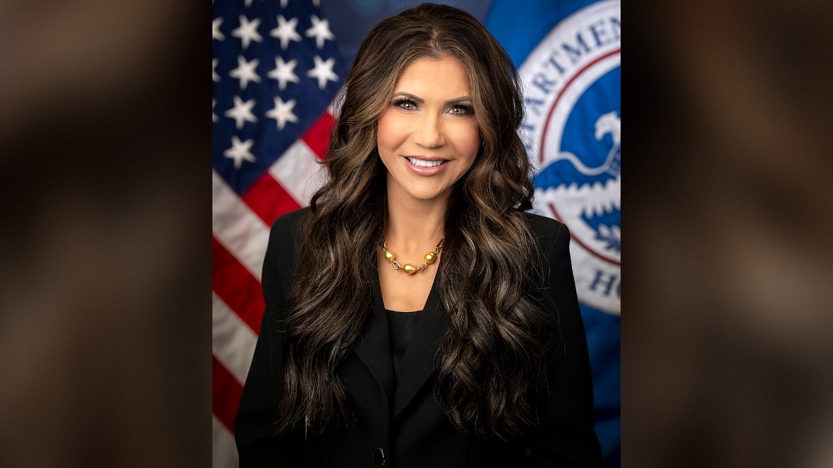 Муж экс-главы ФБР Ноэм оказался трансвеститом*