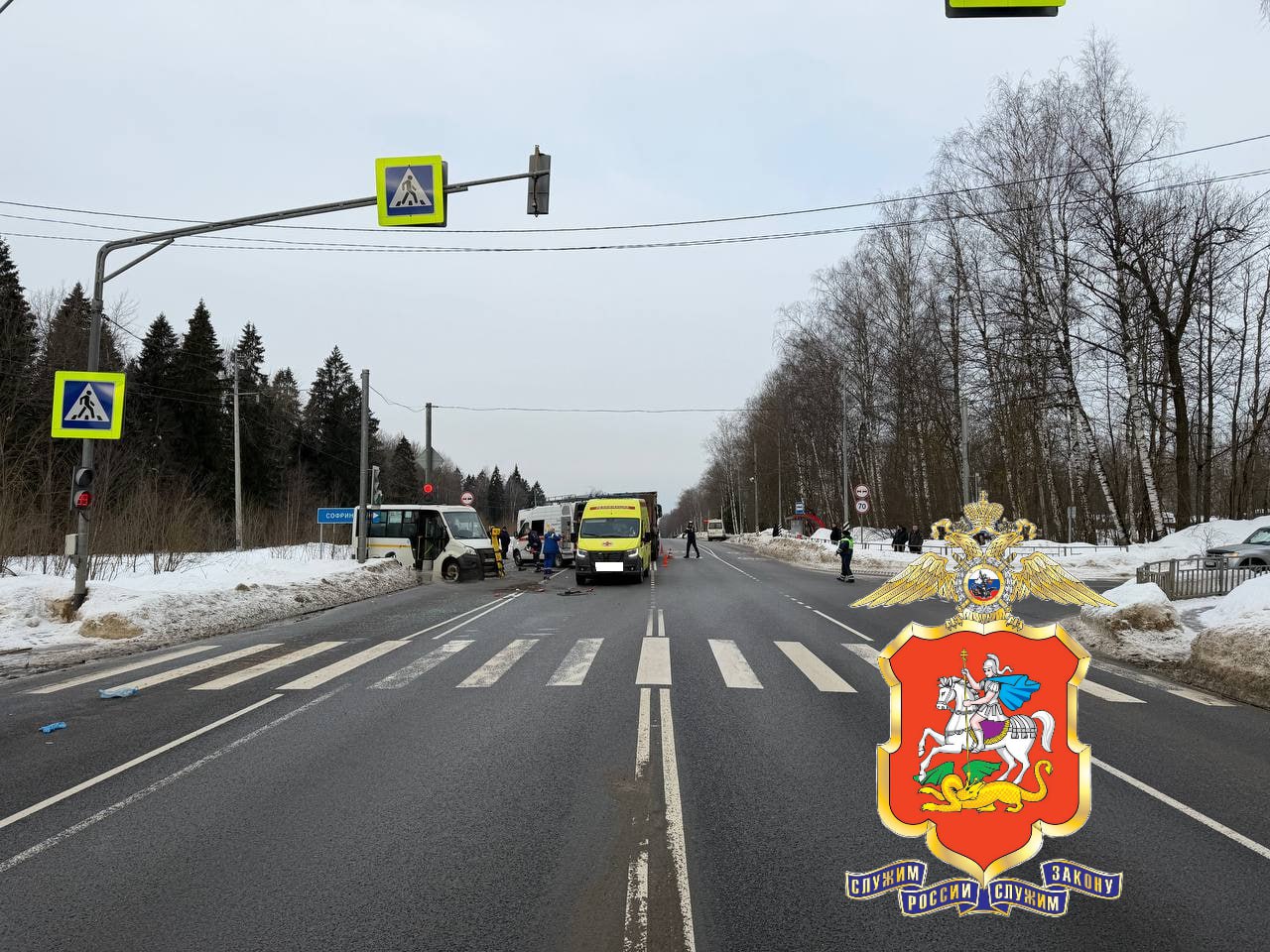 Маршрутка столкнулась с грузовиком в Подмосковье: есть погибшие и пострадавшие