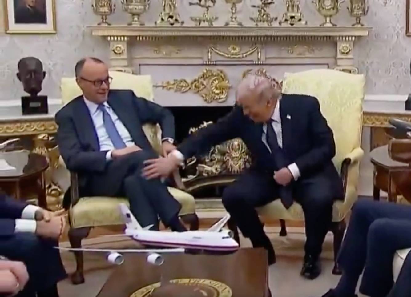 Трамп с улыбкой ударил канцлера Мерца на пресс-конференции в Белом доме