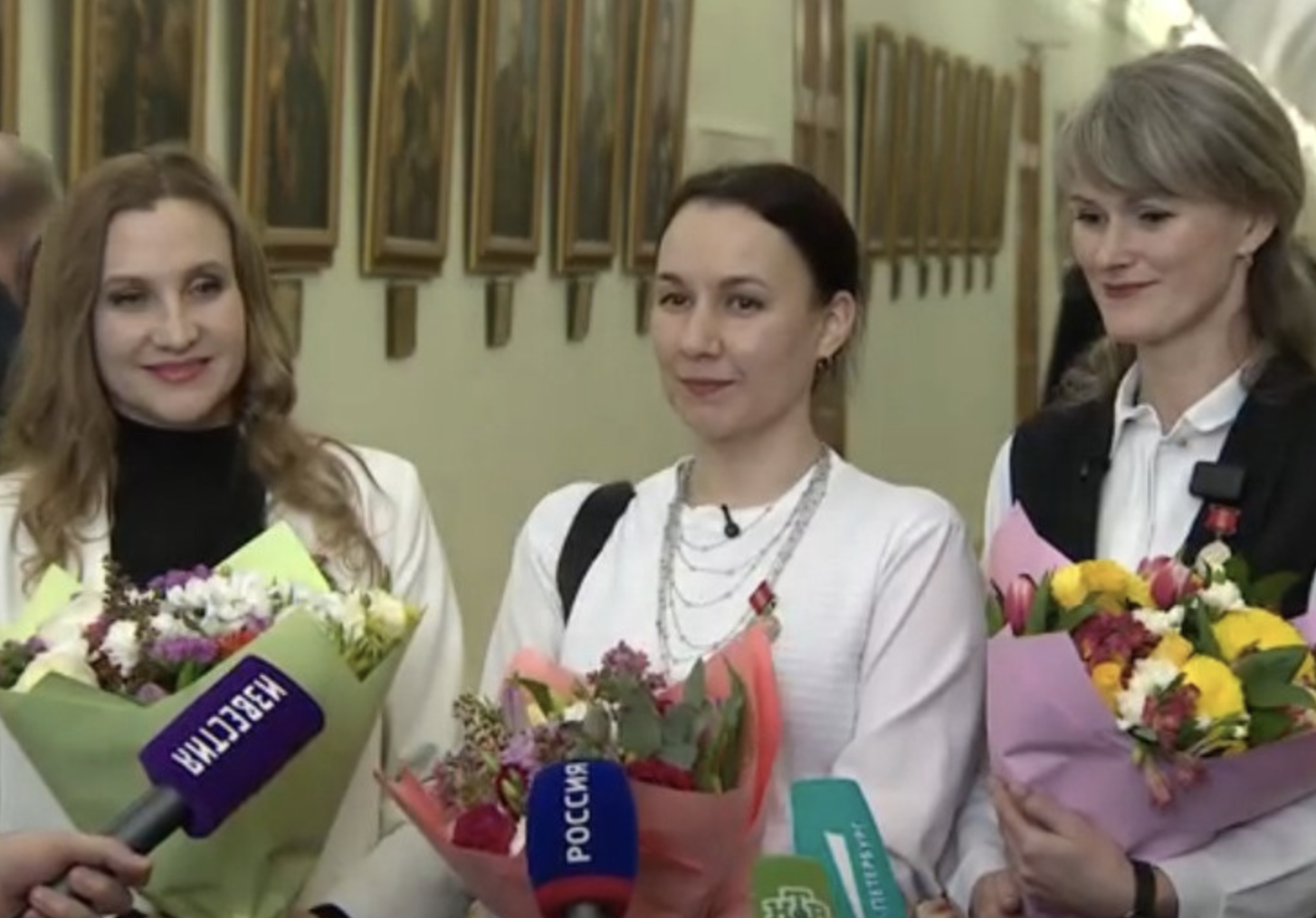 В Петербурге наградили женщин за спасение выпавшего из окна 10 этажа ребёнка