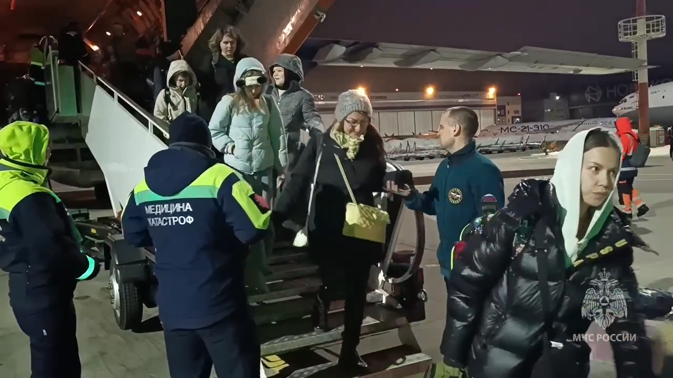 Самолёт МЧС доставил из Азербайджана покинувших Иран россиян