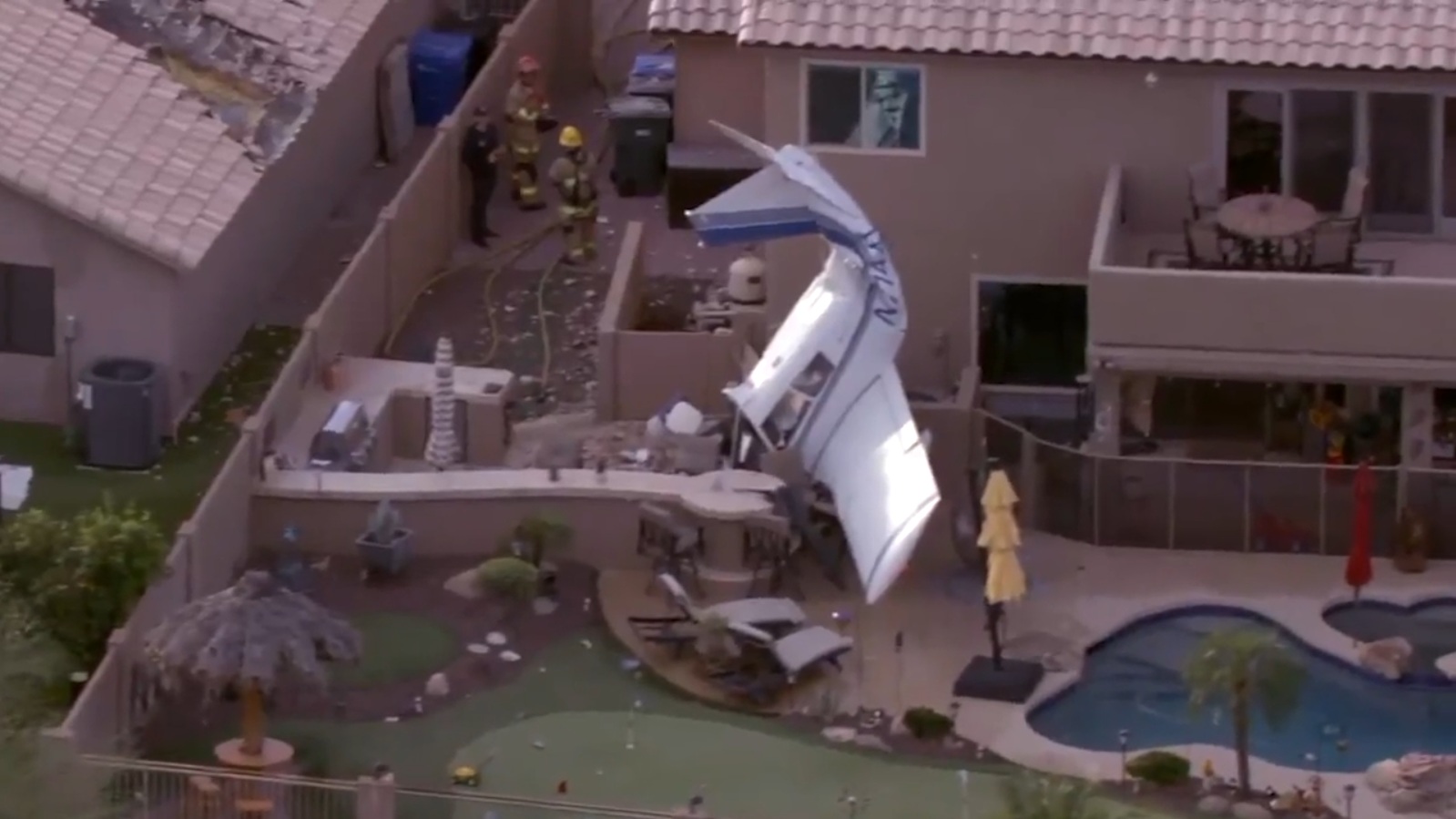Самолёт рухнул на жилые дома в США, пострадали минимум три человека