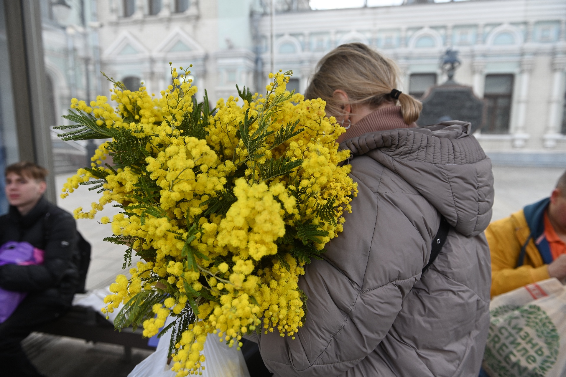 Половина россиянок 8 Марта занимается уборкой, а каждая десятая &mdash; работает