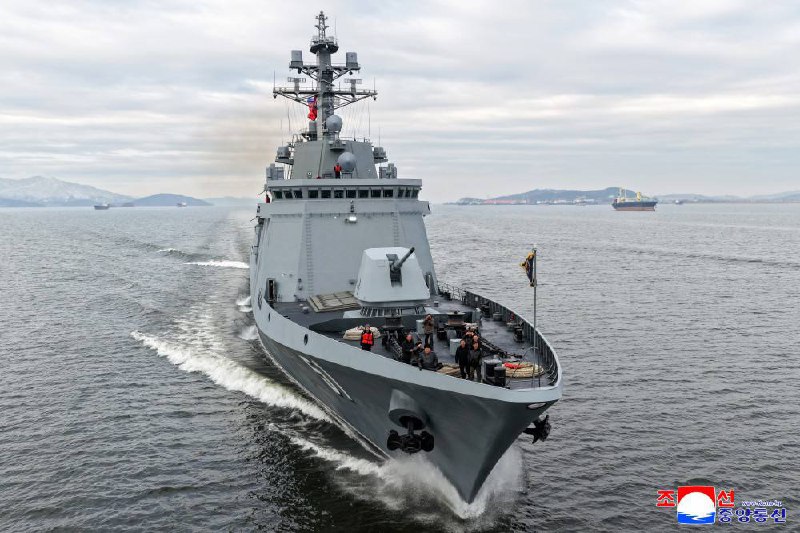 Ким Чен Ын лично осмотрел новый эсминец КНДР и оценил испытания