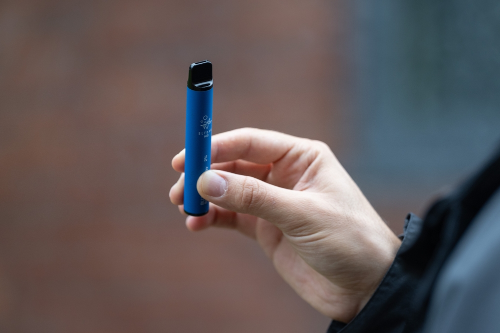 Не просто &laquo;попкорновая болезнь&raquo;: Врач предупредила о страшных последствиях курения сгоревшего вейпа