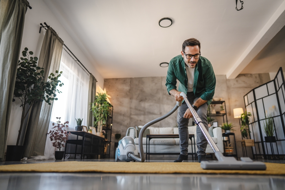 Только 8% мужчин в России помогают жене по дому, &laquo;чтобы не орала&raquo;, остальные делают это добровольно