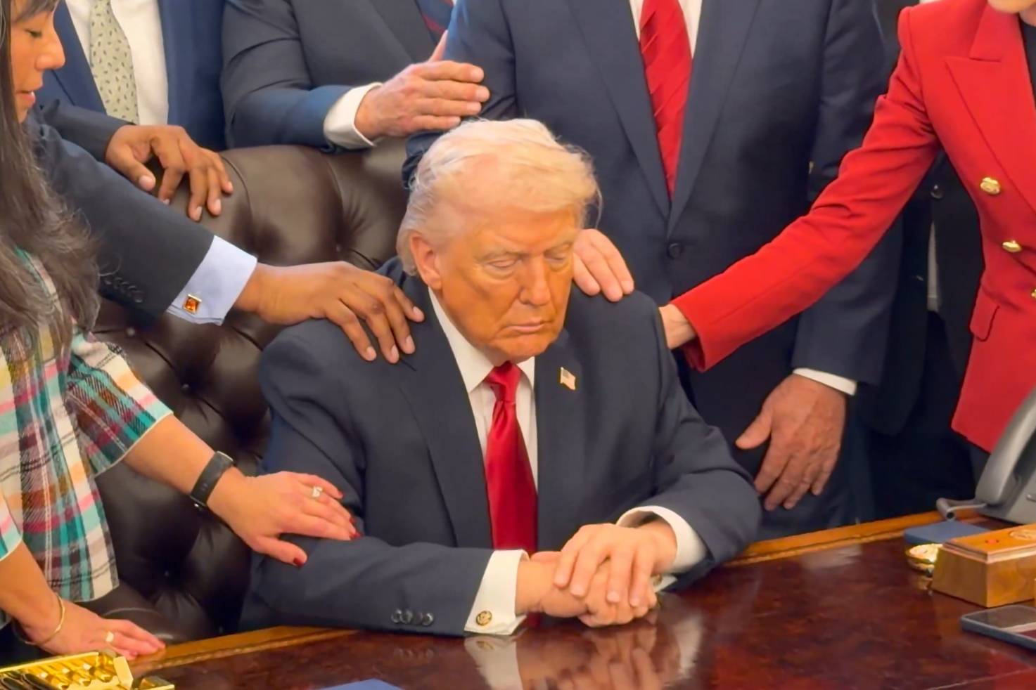 В Белом доме около 20 пасторов помолились о ниспослании силы Трампу