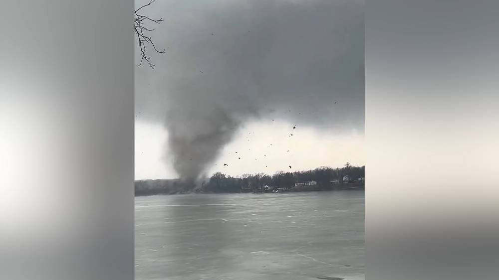 Минимум 8 человек погибли от серии торнадо, обрушившихся на Мичиган и Оклахому