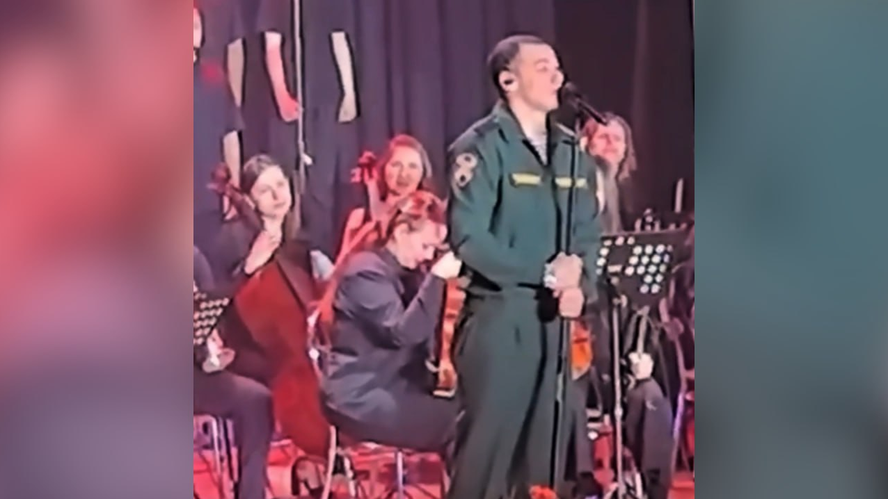 Срочник Macan со сцены красиво поздравил женщин-военнослужащих с 8 марта &mdash; видео