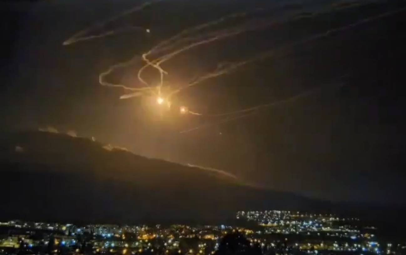 В Сети появились кадры жёсткого ночного боя в небе над Кирьят-Шмона