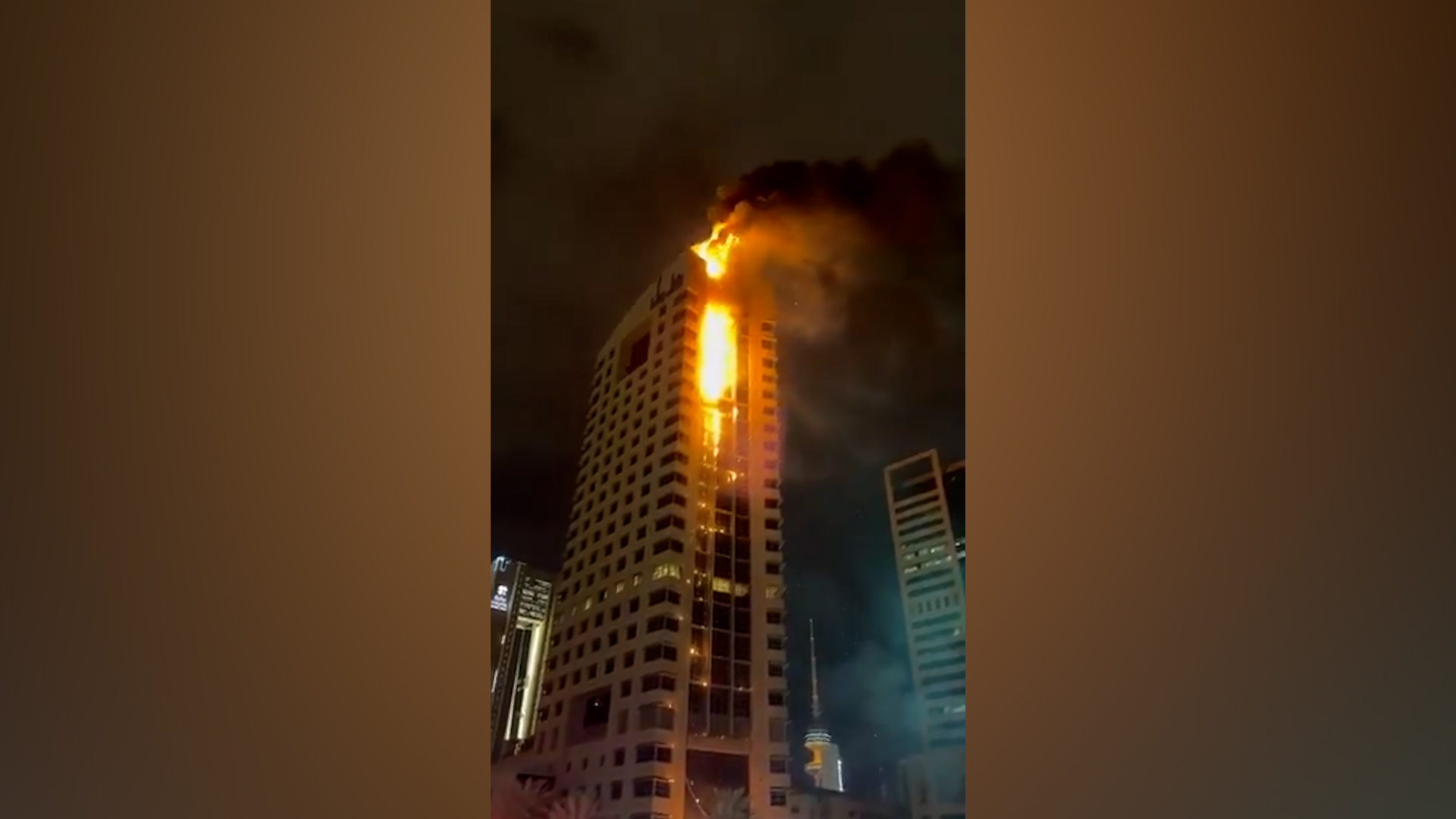 В Эль-Кувейте полыхает небоскрёб службы соцобеспечения после удара