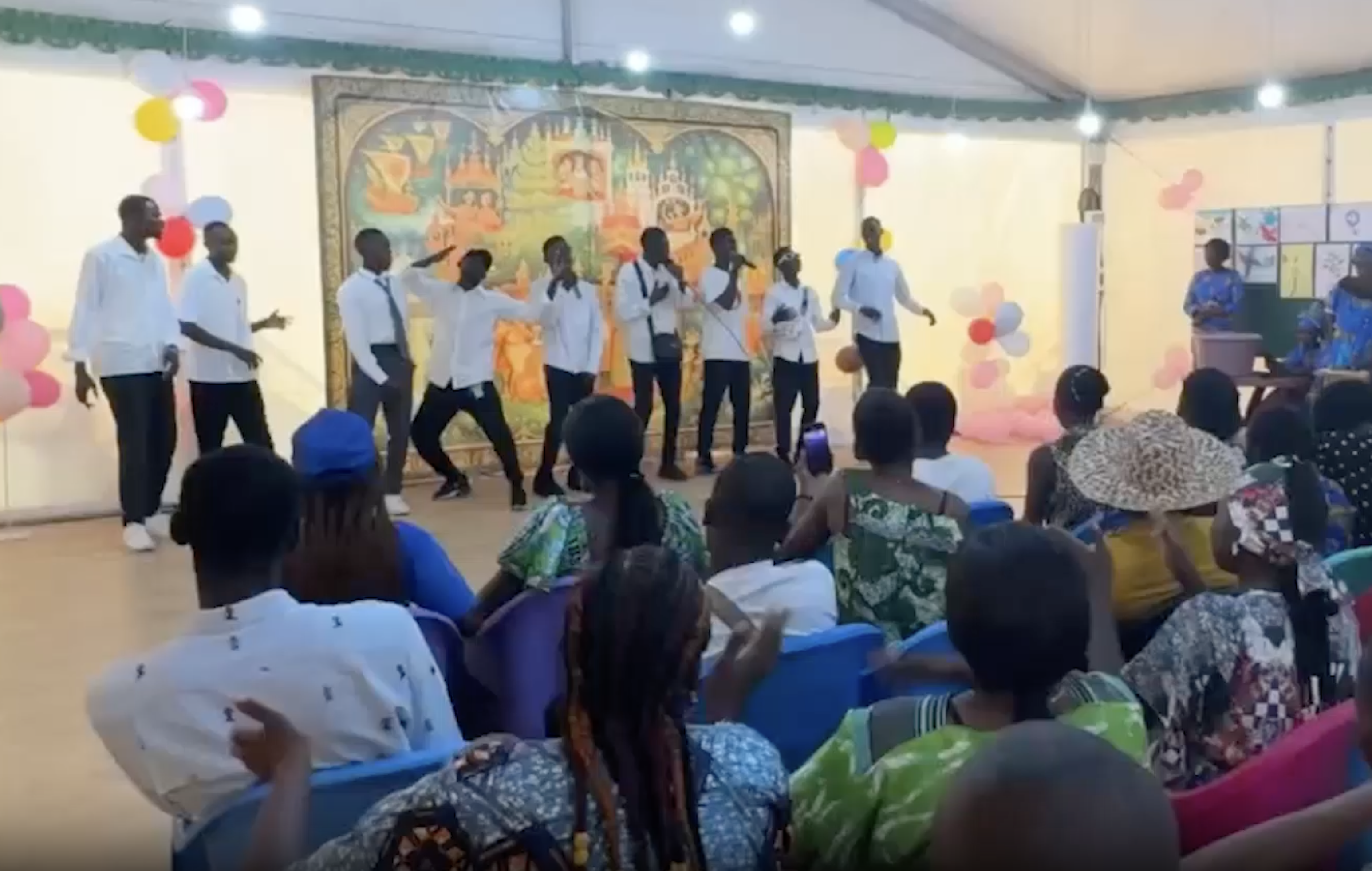 Жители ЦАР отметили 8 Марта в &laquo;Русском Доме&raquo; под хиты Михайлова и Киркорова