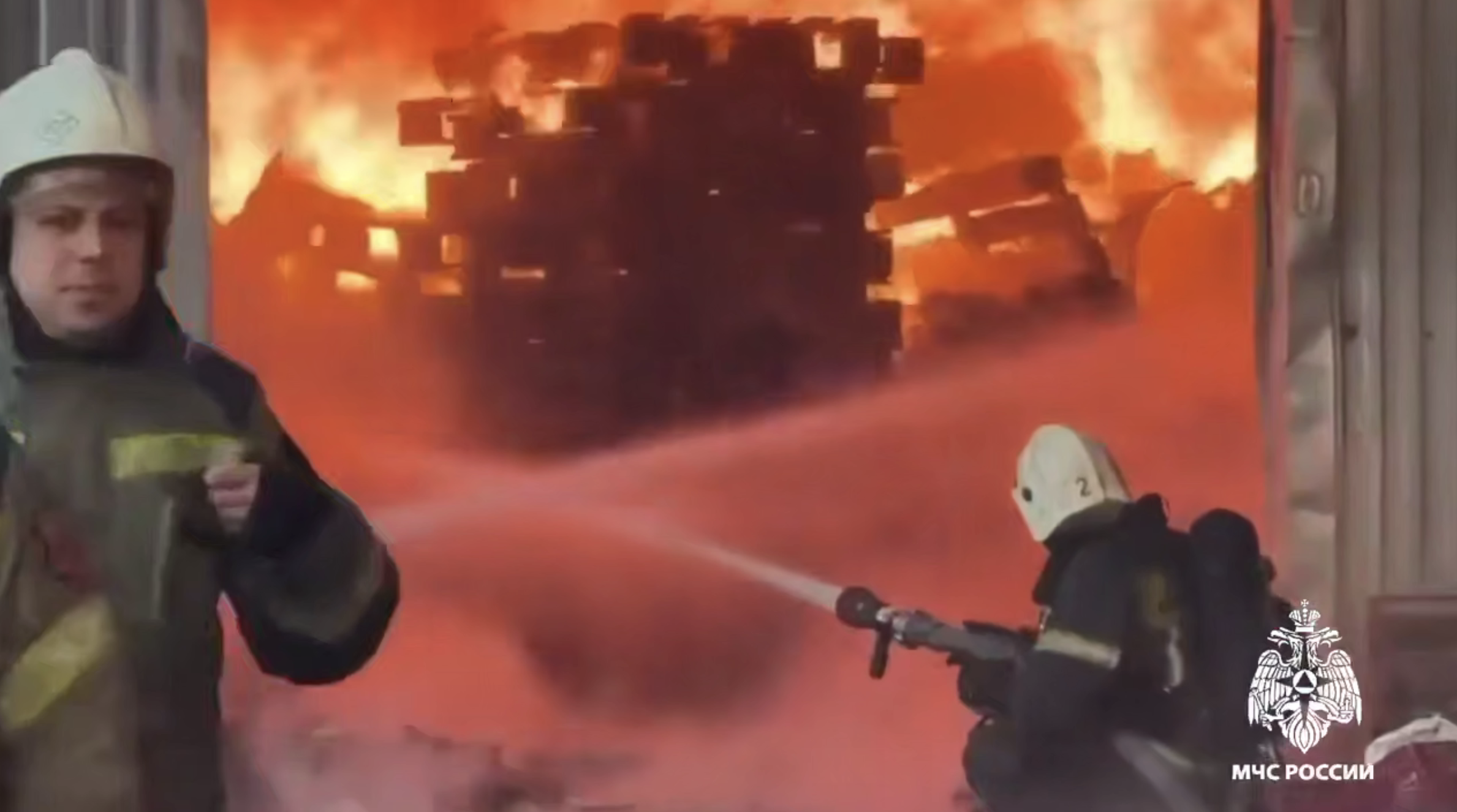 Магазин &laquo;Светофор&raquo; полыхает в Краснодаре на площади 2,5 тысячи квадратов