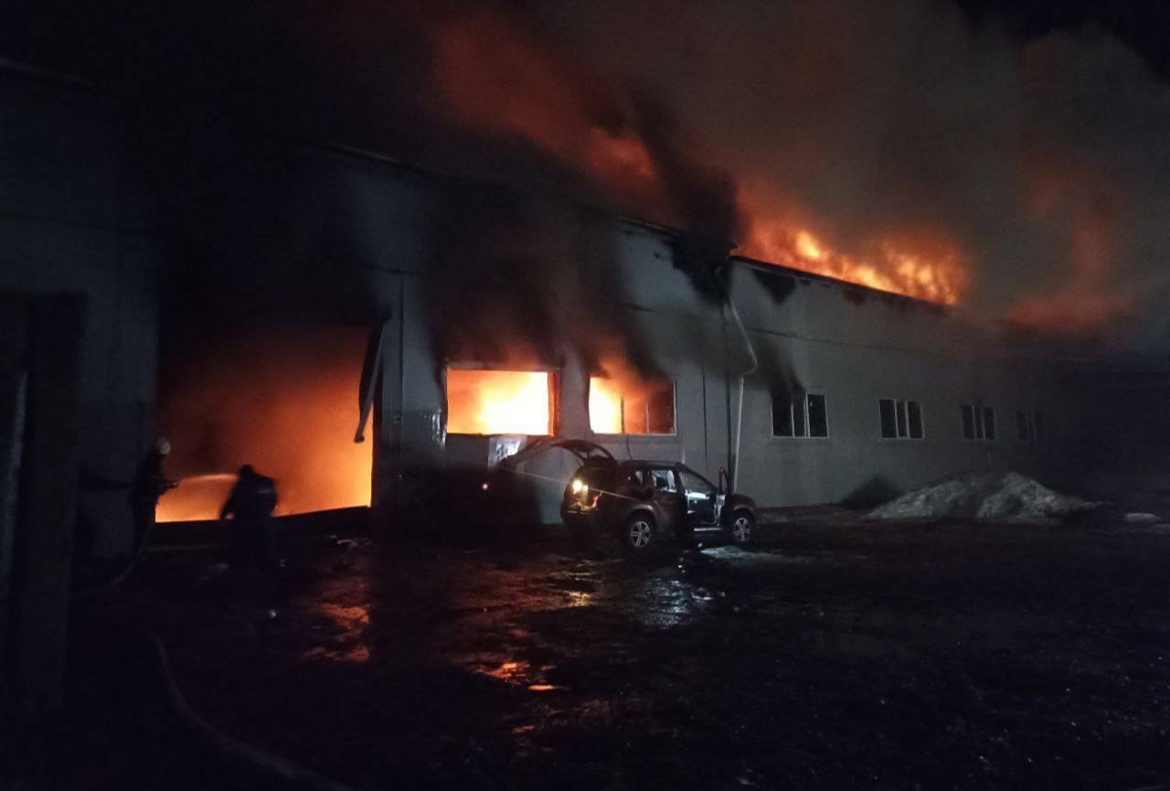 В Старом Осколе из-за атаки беспилотника ВСУ загорелся склад