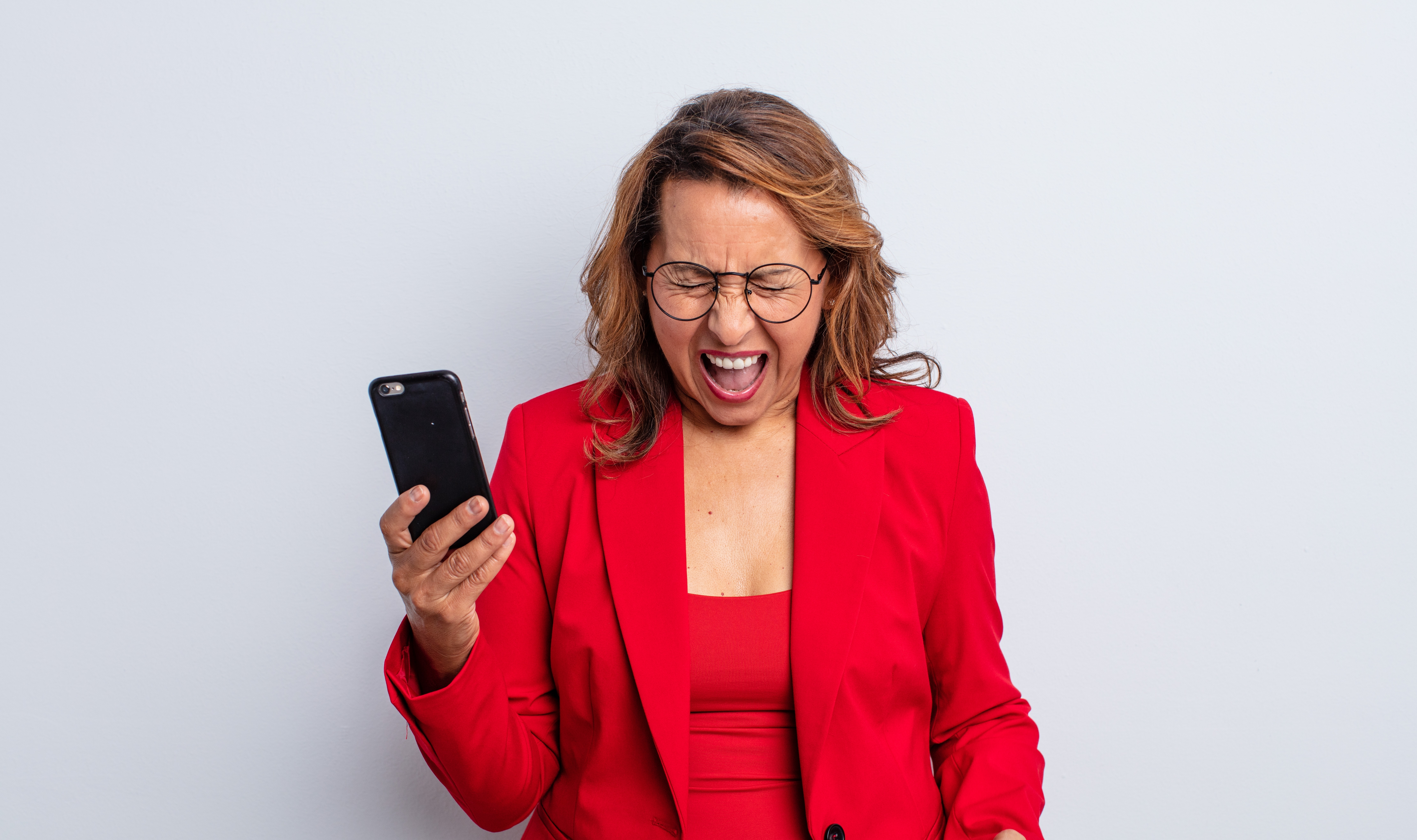 Звонок как вторжение: Почему &laquo;давай текстом&raquo; стало новой нормой