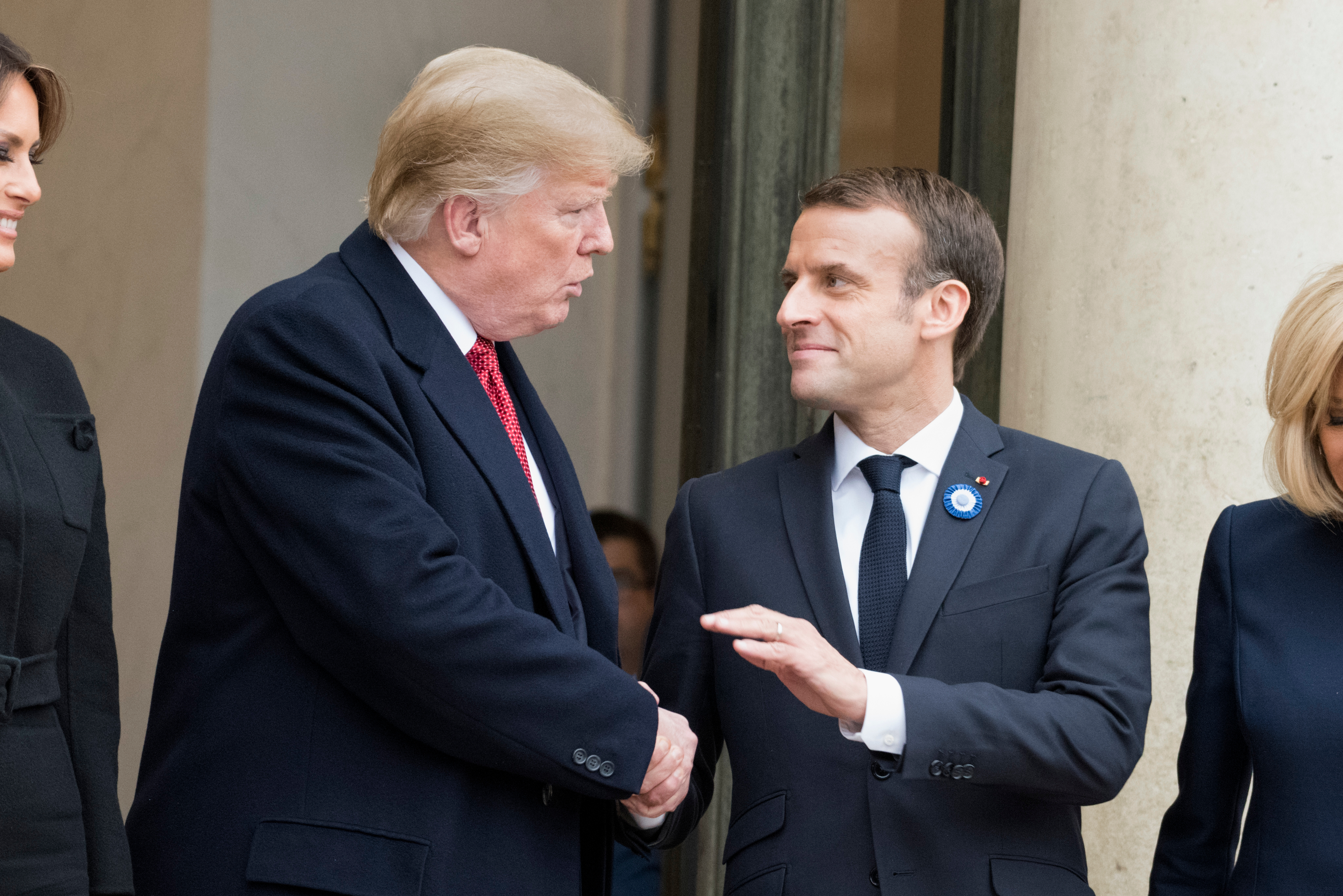 &laquo;Восстанавливается после удара&raquo;: Трамп прошёлся по Макрону, полчившему оплеуху от жены