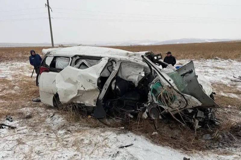 В Приморье в ДТП погибла девушка, ещё пять человек пострадали