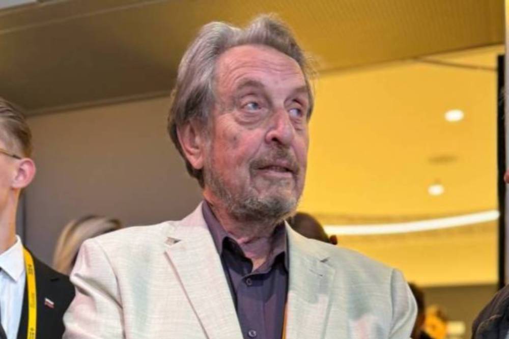 Отец Маска допустил строительство завода Tesla в России