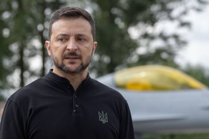 Зеленский посетовал, что Украина зря отказалась от ядерного оружия