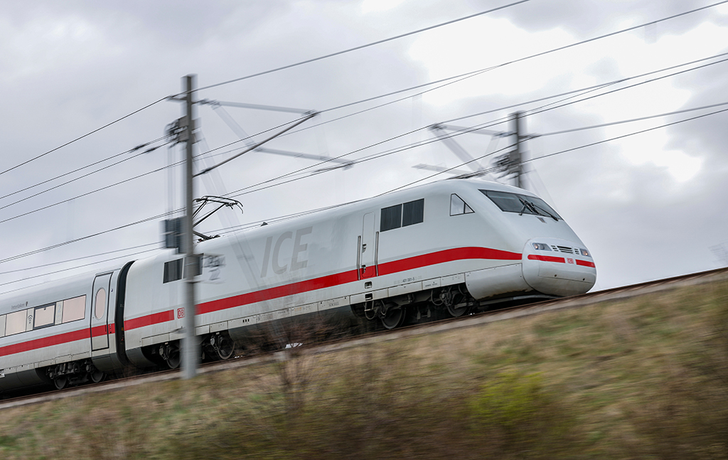 На поезд с 600 людьми в Германии рухнула контактная сеть
