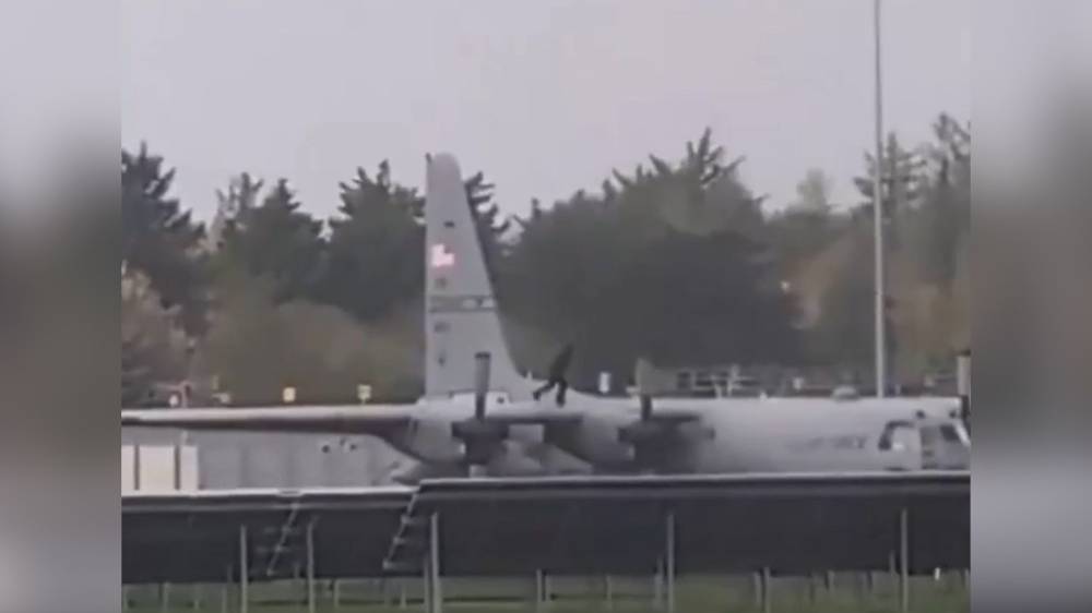 Неизвестный изрубил топором американский самолёт C-130 Hercules в Ирландии