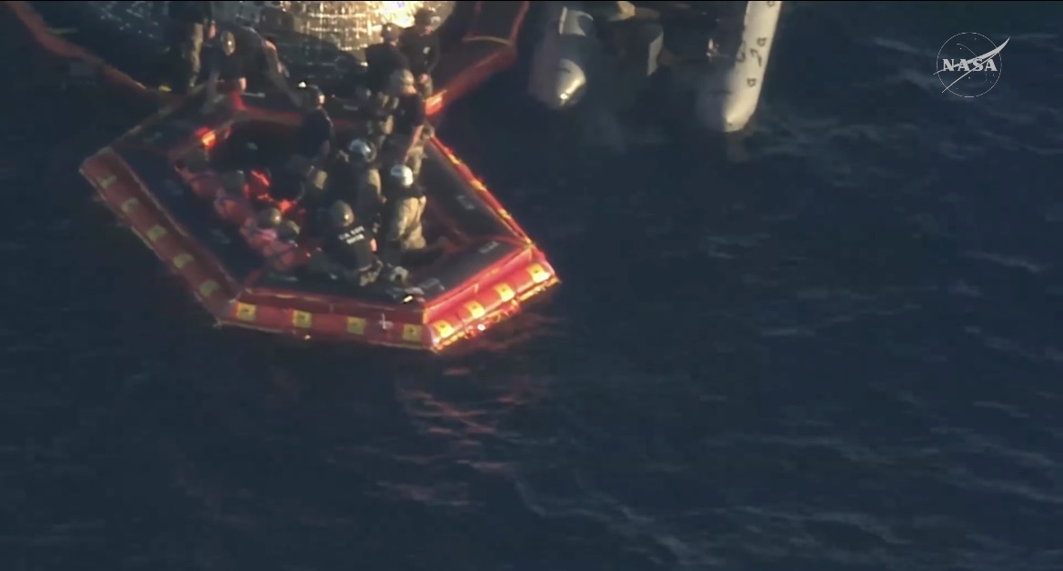 Экипаж &laquo;Артемиды-2&raquo; покинул &laquo;Орион&raquo; после приводнения