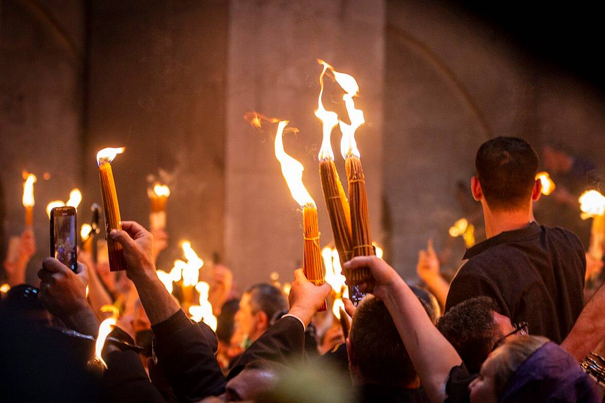 Частицу Благодатного огня доставили в Москву