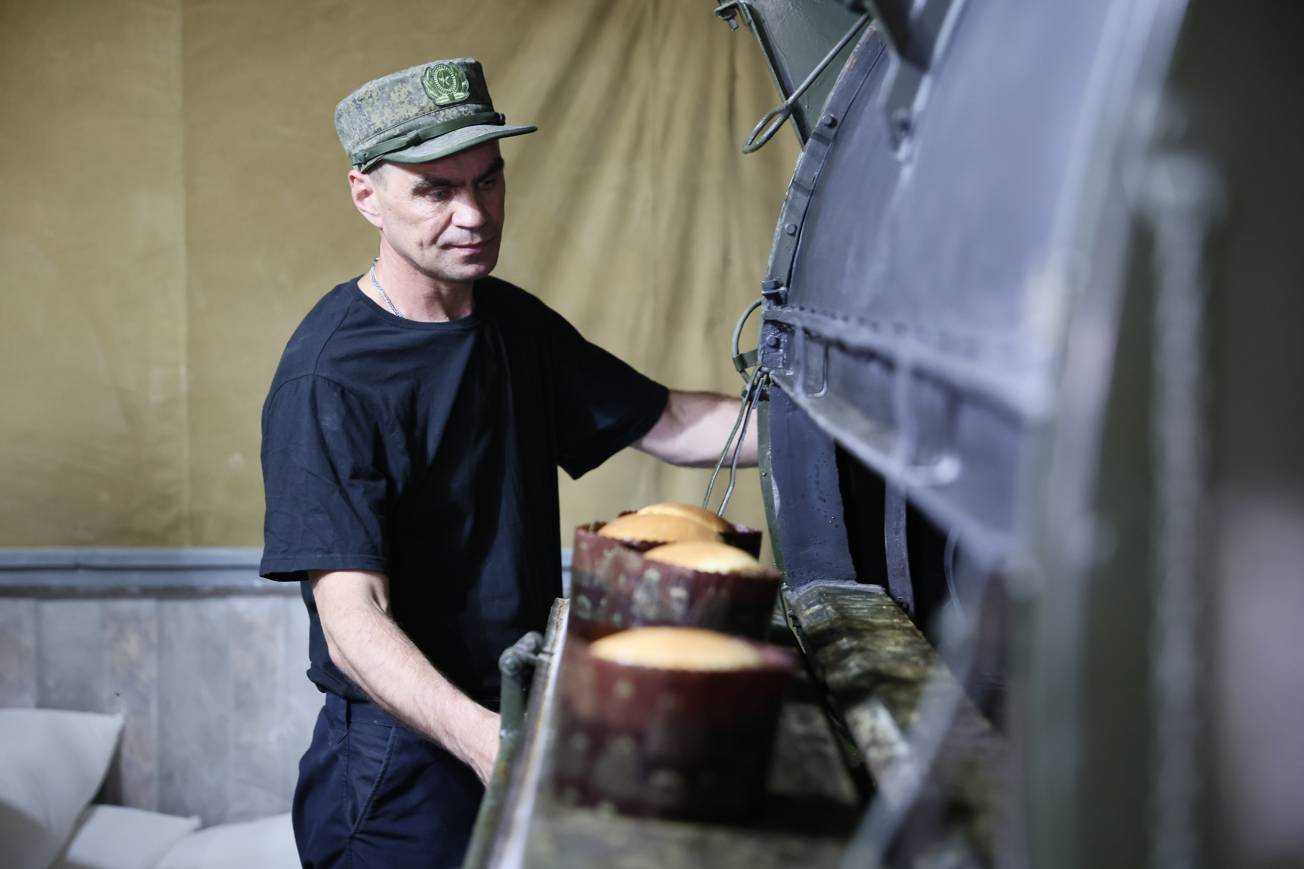 Военные пекари испекли около 1500 пасхальных куличей для бойцов на передовой
