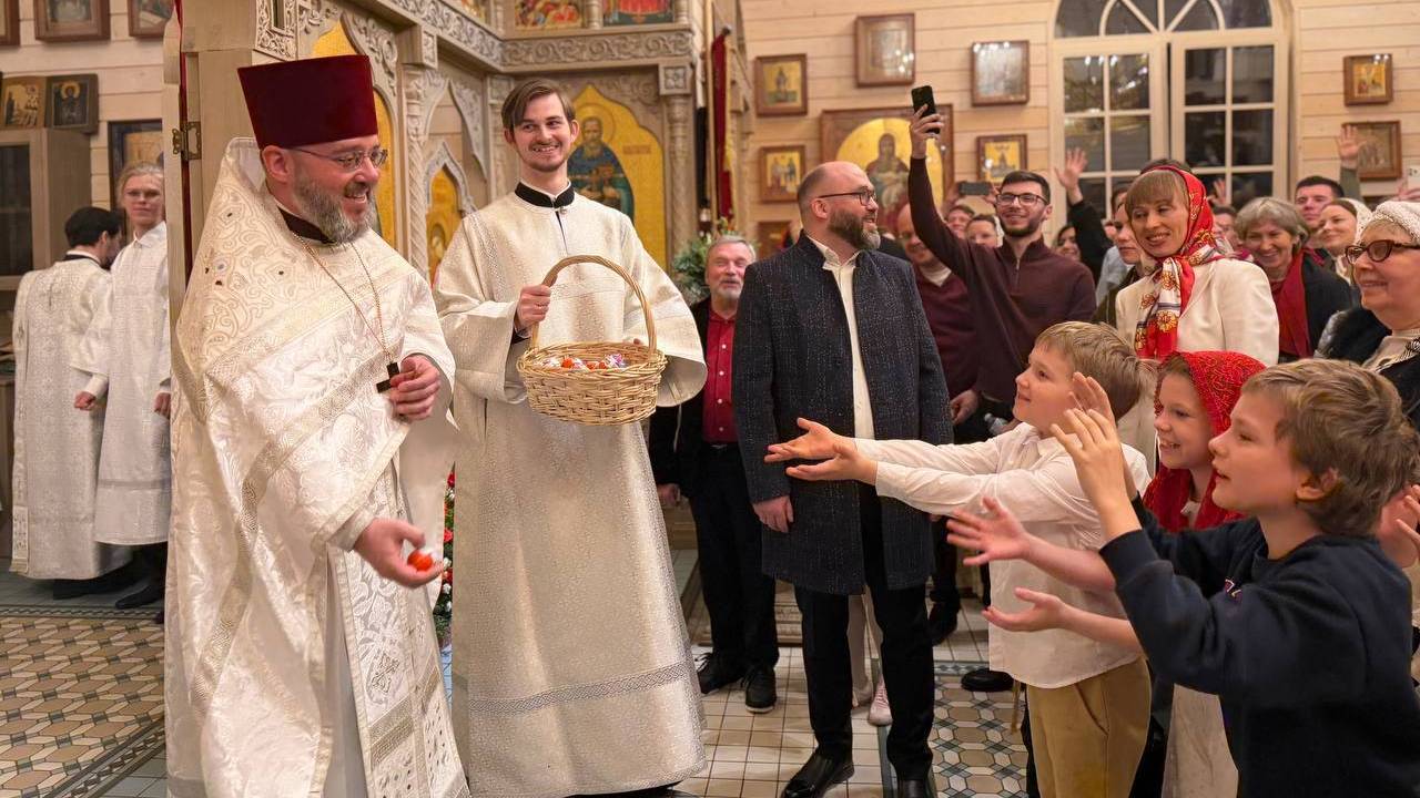 В храме Петербурга маленьких прихожан угостили киндер-сюрпризами на Пасху