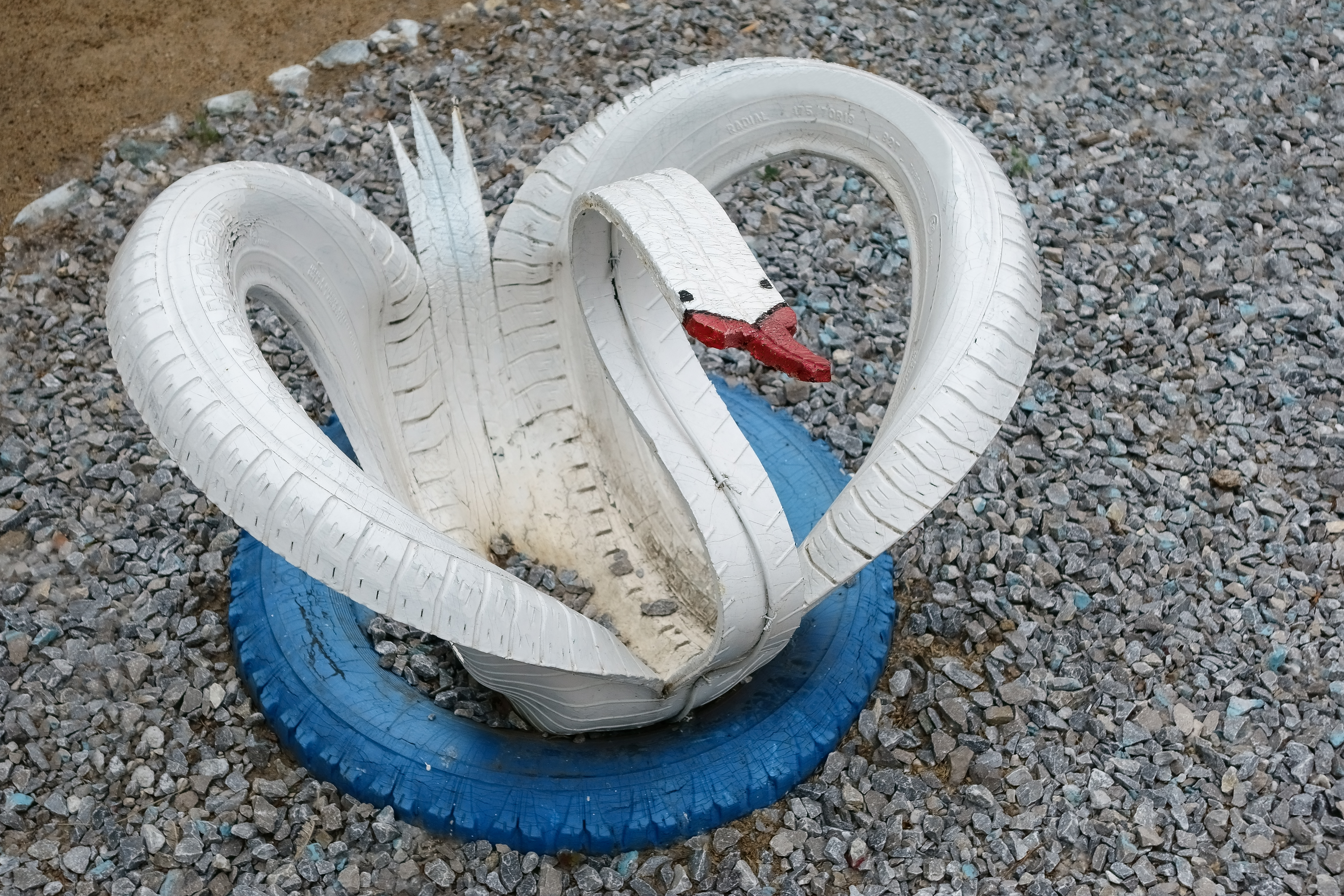 Россиян предупредили о штрафах за &laquo;лебедей&raquo; и клумбы из покрышек