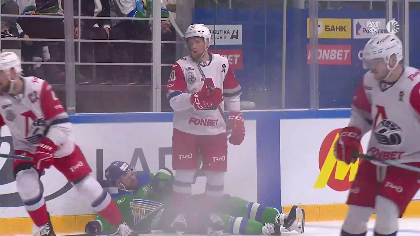 Игрока &laquo;Салавата Юлаева&raquo; унесли на носилках во время матча с &laquo;Локомотивом&raquo;