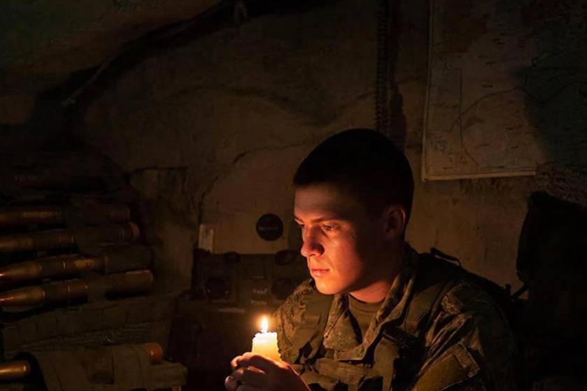 Бойцу СВО во время вражеской атаки пришли слова молитвы, которую он не знал