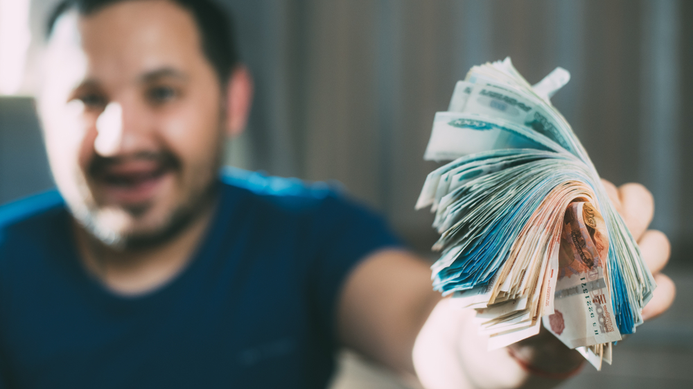 Лудоман напал на букмекерскую контору, проиграв 239 тысяч на своё &laquo;лечение&raquo;