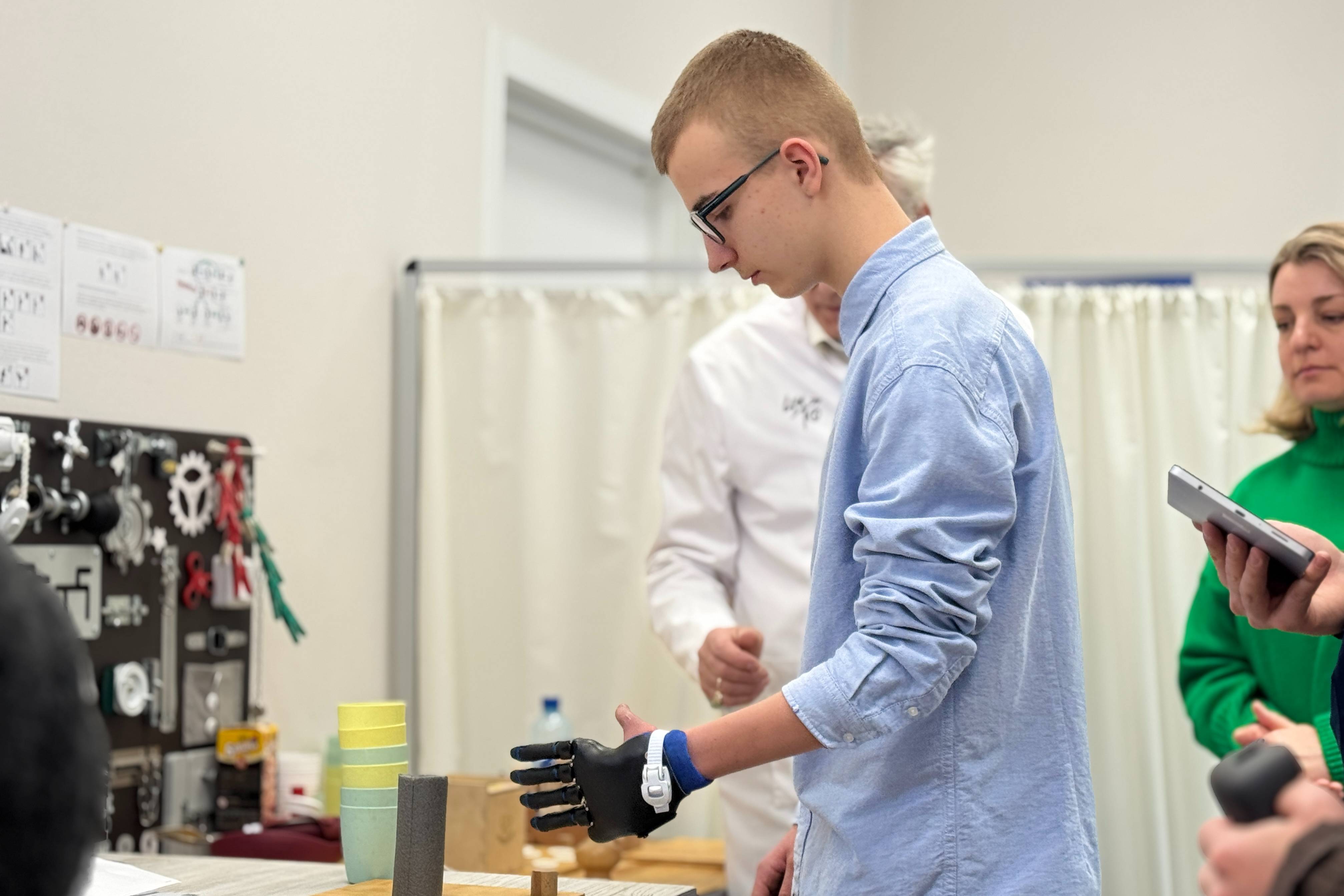 ЦИТО создал уникальный протез для 13-летнего мальчика со сложной аномалией кисти