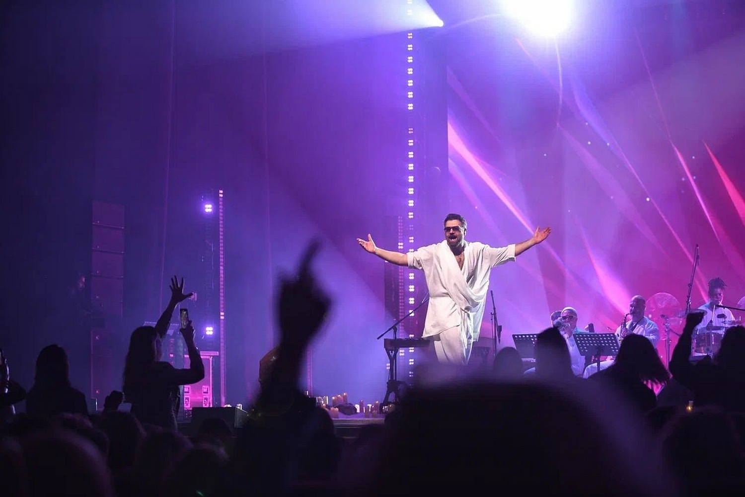 Чумакову напомнили о наличии жены после страстного танца с фанаткой на концерте