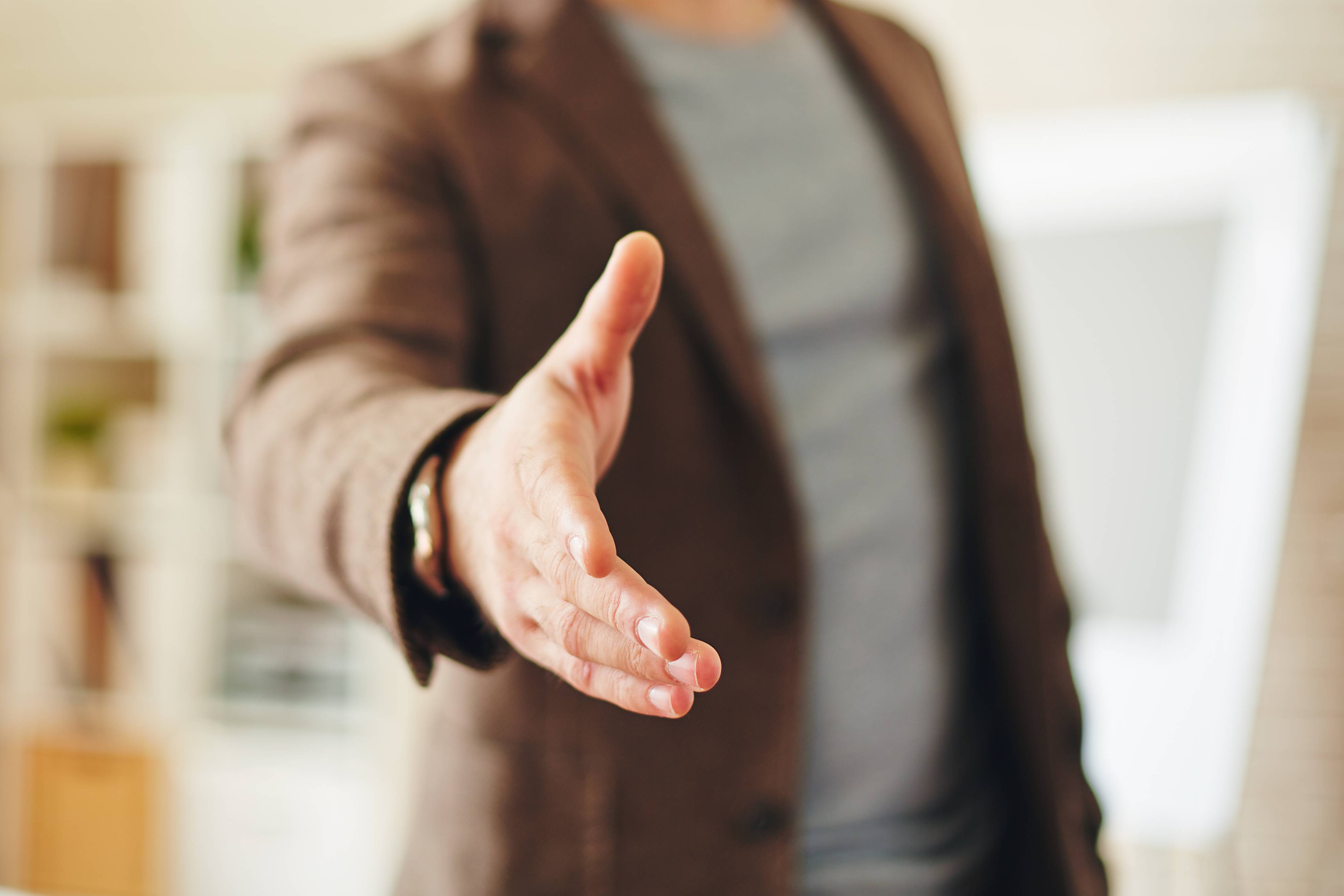 Врач рассказал, какие опасные болезни можно подхватить через простое рукопожатие