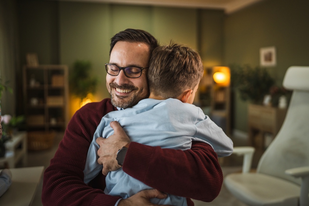 Отец &mdash; тот, кто воспитал? Россияне ответили, бросили бы чужого ребёнка или нет