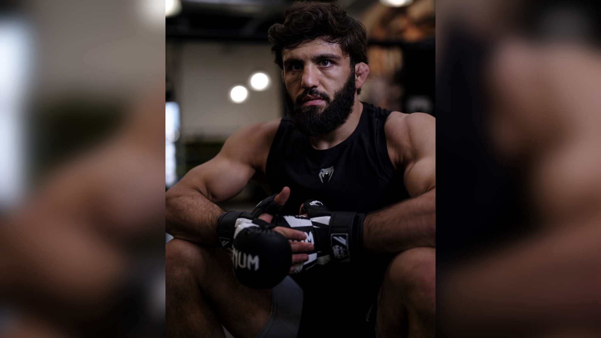 &laquo;Полнейшее безумие&raquo;: Российскую звезду UFC выгнали из самолёта в США