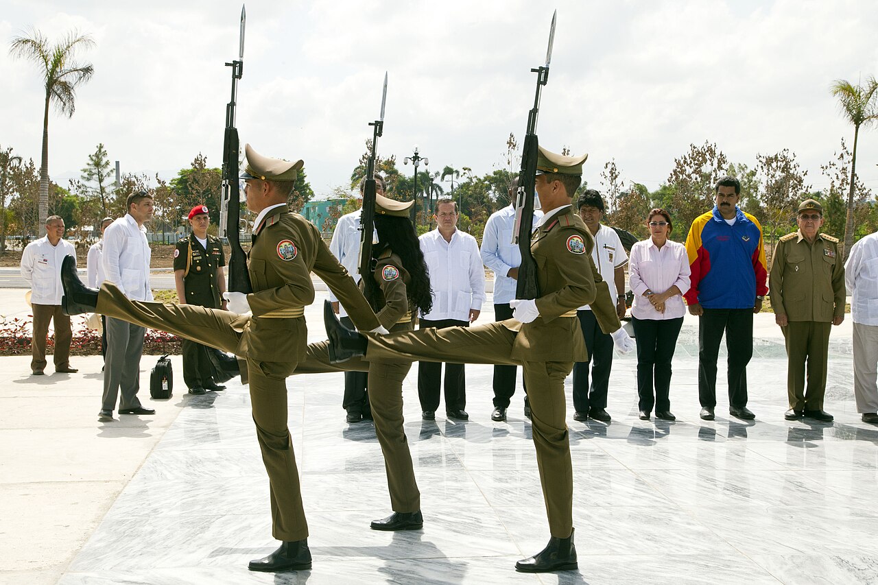 Кубинцы рассказали, как живут при санкциях США и социализме &mdash; зарплата $2 и горы мусора