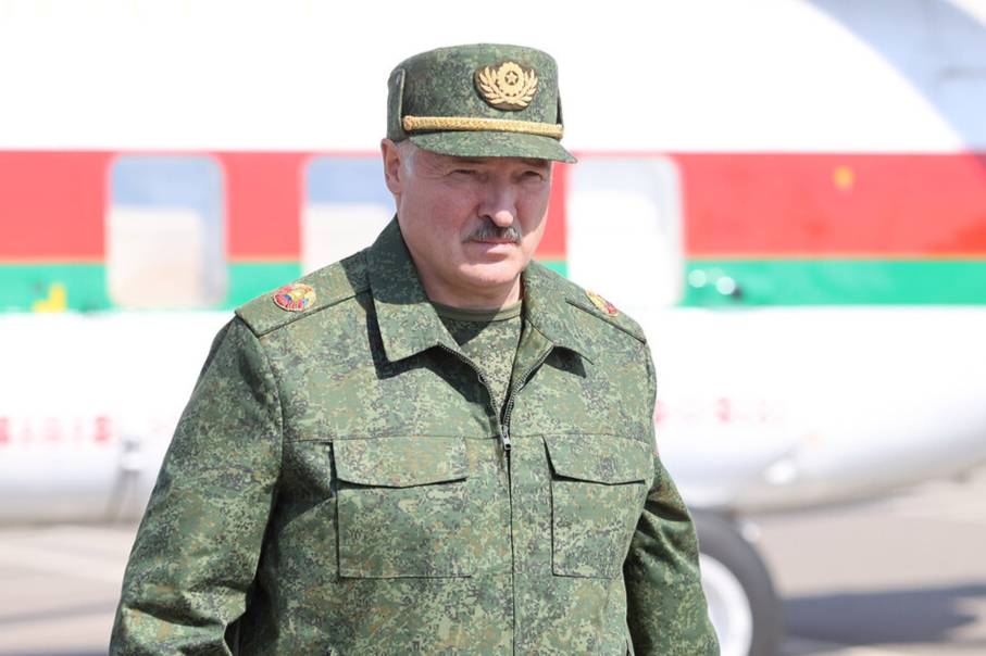 Лукашенко подписал указ о призыве на службу офицеров запаса
